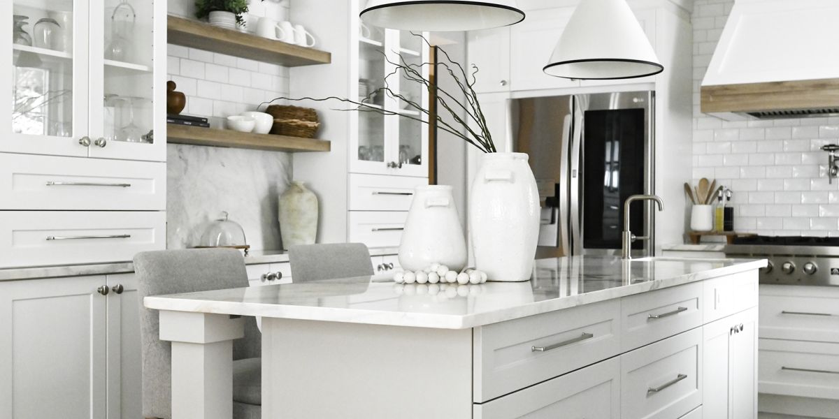 îlot de cuisines en quartz avec armoires blanches